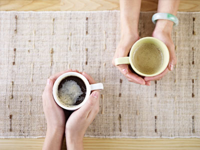 Foto van een intake gesprek met koffie bij Health Imrovement samen met de personal training
of dië/st.